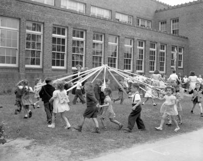 Alger School, Maypole dance