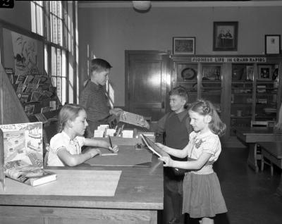 Alger School children in library